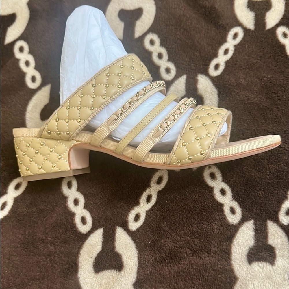 🌺🌺 NWT Elegant Beige Quilted Chanel chain slides Women's Sandals size 40